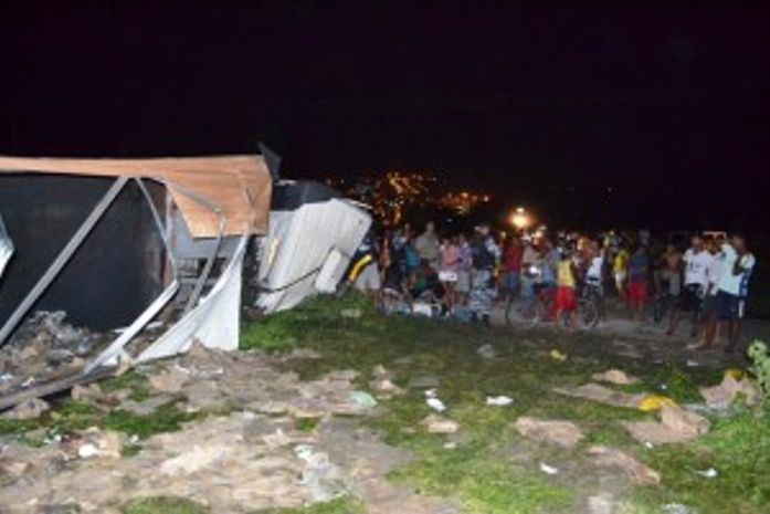 Motorista perde o controle de carreta e veículo tomba; carga foi saqueada por populares