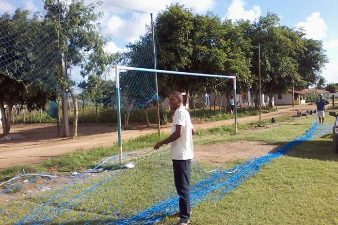 Redes de proteção são instaladas em campo de futebol de São Sebastião