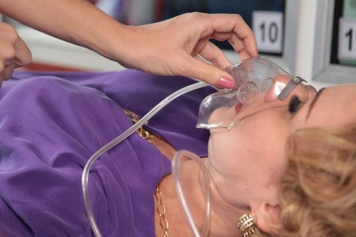 Bárbara encena desmaio