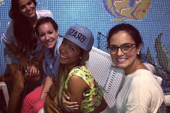 Encontro de cunhadas: Bruna e Rafaella mimam recém-operado Neymar