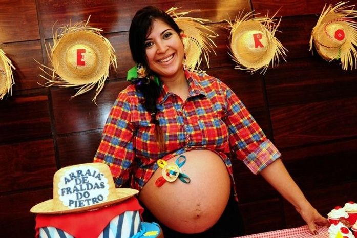 Priscila Pires customiza 'barriga junina' durante chá de fraldas do segundo filho