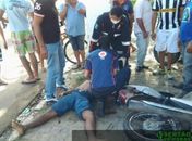 Motoristas colide em moto, atropela motoqueiro e foge sem prestar socorro