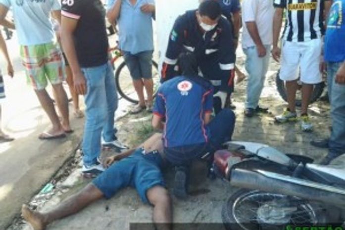 Motoristas colide em moto, atropela motoqueiro e foge sem prestar socorro