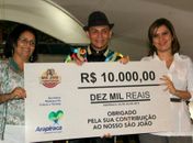 Dalvane Matias recebe premiação da secretária de Cultura de Arapiraca, Tânia Santos e de Kilma Marques, do grupo Coringa