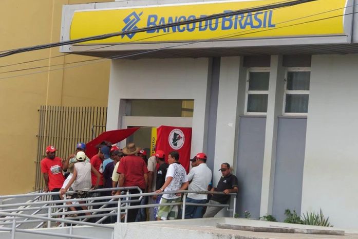integrantes do Movimento dos Trabalhadores Rurais Sem Terra na agência de Batalha