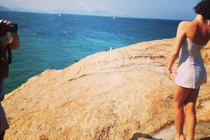 Capa da Glamour! Atriz Isabelle Drummond faz ensaio na pedra do Arpoador, no Rio de Janeiro
