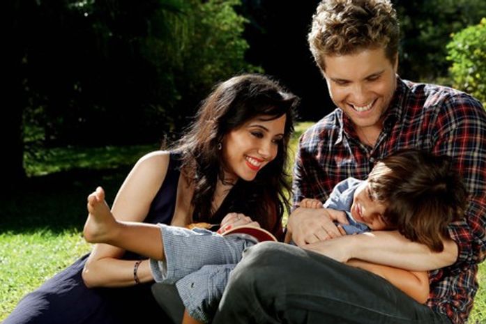 Thiago Fragoso posa com a família e diz que quer outro filho: 'Tenho vocação para pai'