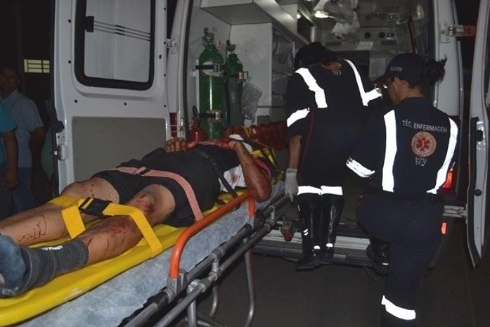 Colisão entre um veículo de passeio e uma motocicleta deixa um ferido