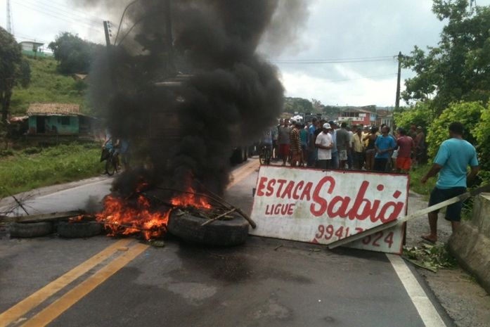 Moradores bloqueiam BR 316 por causa da falta d'água