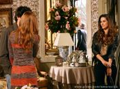Leila se morde de ciúme ao ver Thales beijando Nicole