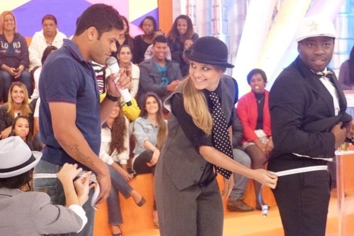 Gatas medem bumbum do jogador Hulk em gravação, e resultado impressiona