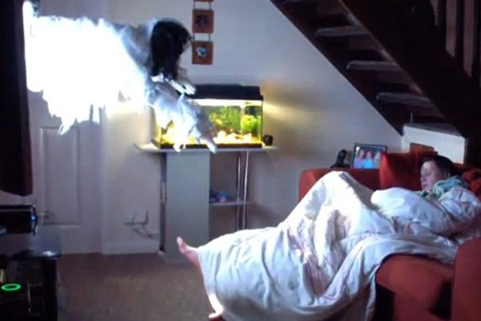 Homem recria cena de filme terror com namorada e pegadinha vira hit