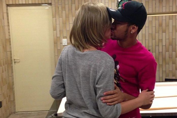 Jogador Neymar posta foto beijando loira misteriosa: 'Será Bruna Marquezine?'