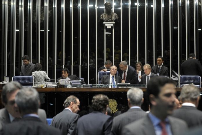 Em sessão presidida pelo senador Renan, plenário aprova PEC que reduz número de suplentes