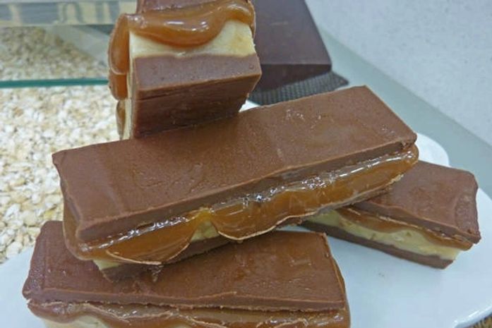 Faça em casa barrinha de chocolate e caramelo do marido de Paolla Oliveira