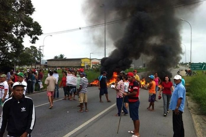 Protesto fecha BR 104 e impede acesso ao aeroporto