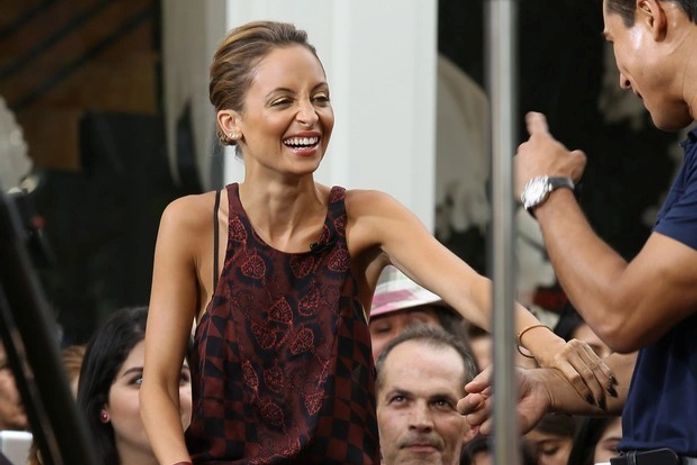 Magreza da socialite Nicole Richie rouba cena na TV com camisa cavada; confira