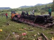 Caminhão carregado com cerveja capota e deixa três mortos na AL-220