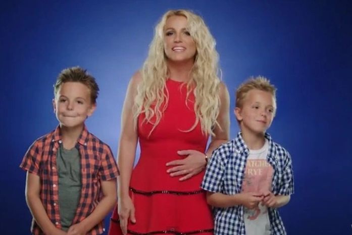 Presenças especiais! Britney Spears grava clipe da música "Ooh La La" com filhos