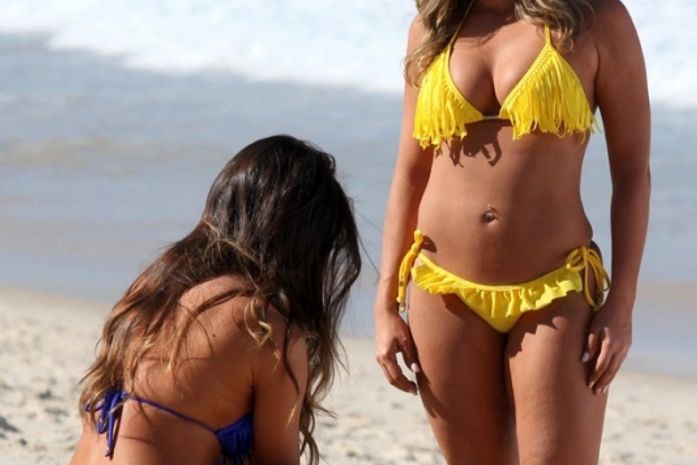 Boa forma em Ipanema! De biquíni, Nicole Bahls e Fani gravam comercial em praia