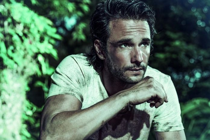 Campanha verão 2014! Rodrigo Santoro posa para campanha com visual 'sujinho'