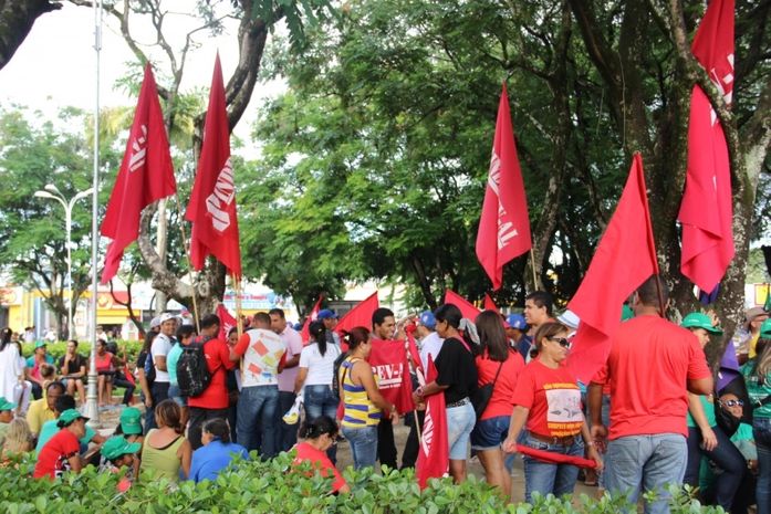 Manifesto reúne população, estudantes e centrais sindicais