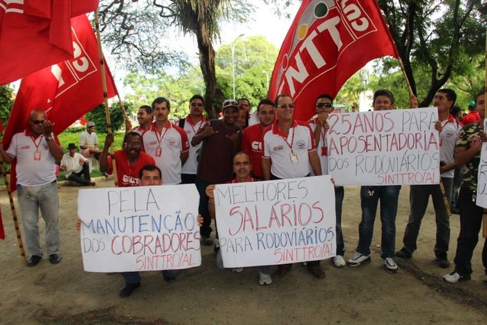 Manifesto reúne população, estudantes e centrais sindicais