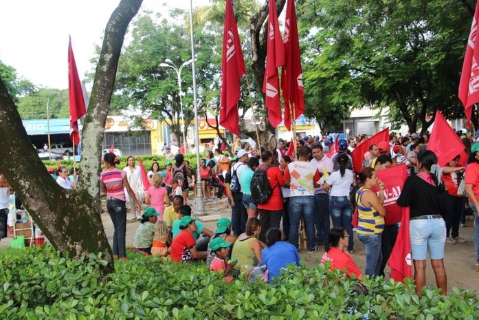 Manifesto reúne população, estudantes e centrais sindicais