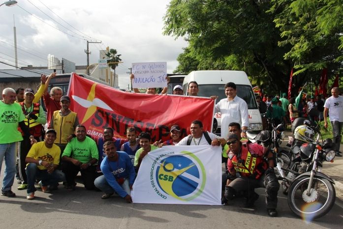 Manifesto reúne população, estudantes e centrais sindicais
