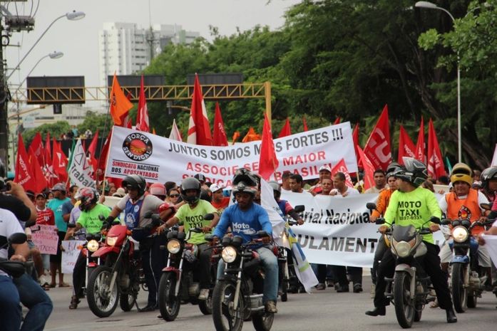 Manifesto reúne população, estudantes e centrais sindicais