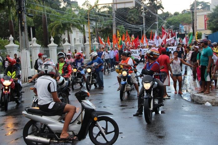 Manifesto reúne população, estudantes e centrais sindicais
