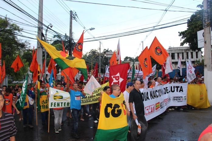 Manifesto reúne população, estudantes e centrais sindicais
