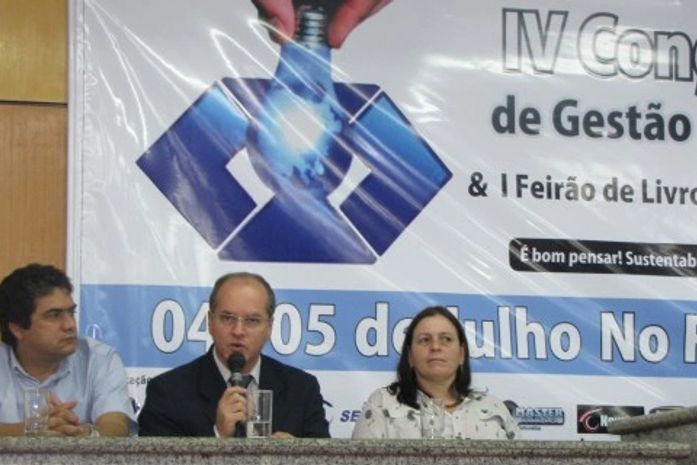 Alan Balbino anunciando cursos na Italia para administradores alagoanos