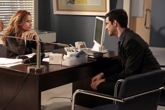 Félix oferece a Glauce uma aliança para separar Bruno e Paloma