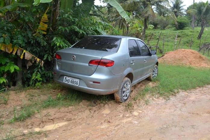 Siena roubado encontrado em matagal foi usado em assaltos