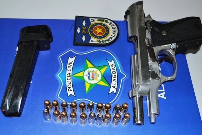 Pistola calibre 380 apreendida com 'Feijão e 'Sasa'