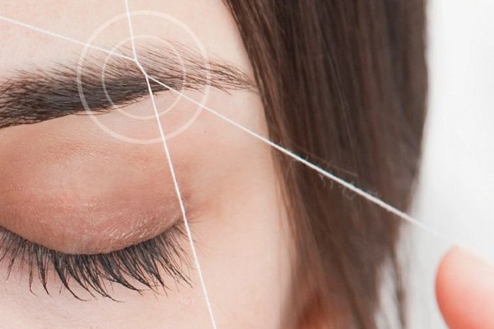 Oriental ou egípcia: depilação à linha é uma técnica natural de tirar pelos