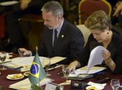 O chanceler brasileiro, Antonio Patriota, e a presidente Dilma Rousseff, durante reunião do Mercosul em Montevidéu