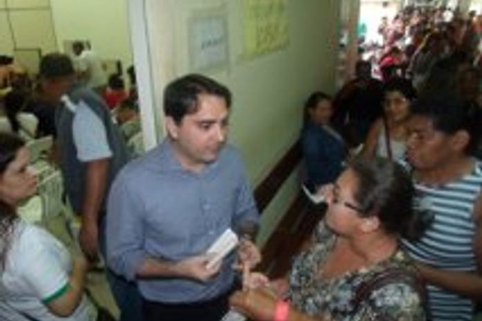 Médico João Marcelo Lira diálogando com o povo no Pam Salgadinho