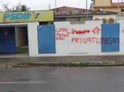 Sede do PSDB e casa da mãe de ex-prefeito sofrem pichações