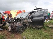 Colisão entre carro e carreta deixa uma pessoa morta e duas feridas