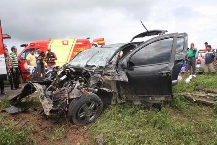 Colisão entre carro e carreta deixa uma pessoa morta e duas feridas