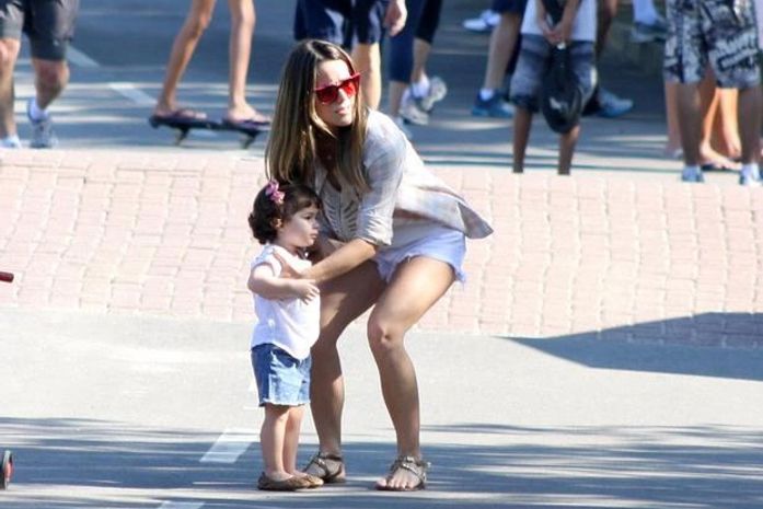Fernanda Pontes e Virna curtem domingo de sol com os filhos