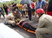 Colchão se desprende de  carro atinge moto e deixa motoqueiro e grávida feridos