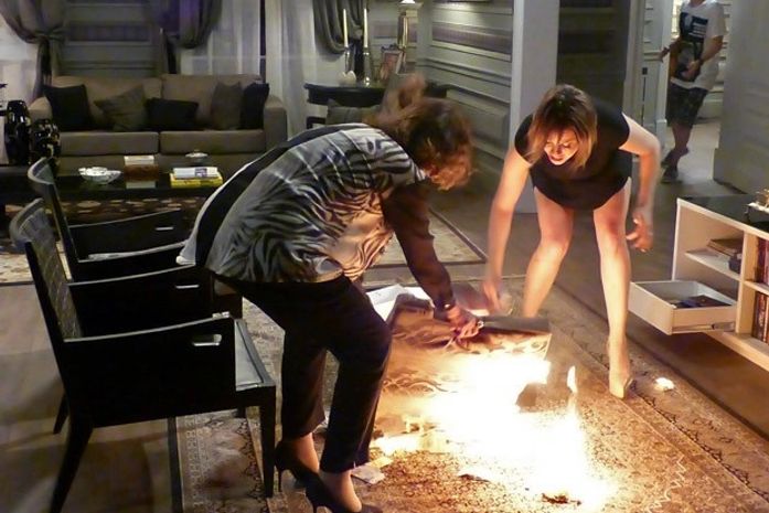 Félix descobre planos de divórcio de Edith e incendeia as provas