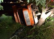 Motorista de caminhão tenta evitar buracos em rodovia, perde controle e tomba em barranco