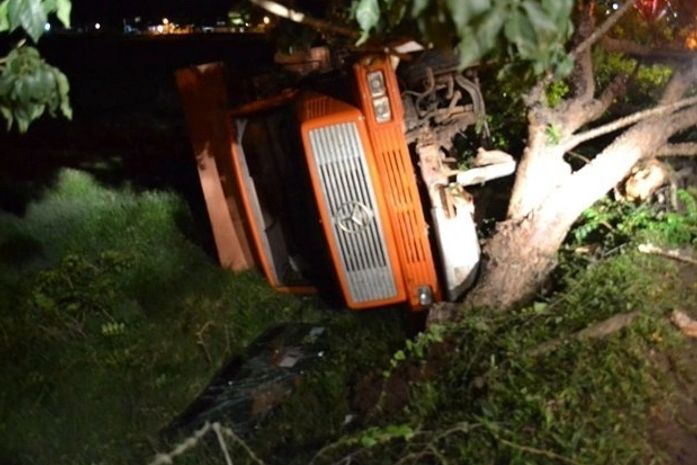 Motorista de caminhão tenta evitar buracos em rodovia, perde controle e tomba em barranco