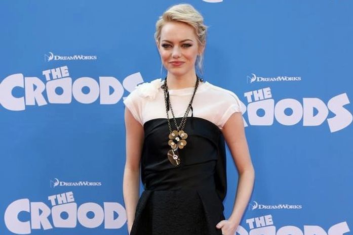 Elizabeth Banks sonha em beijar a atriz Emma Stone em cena