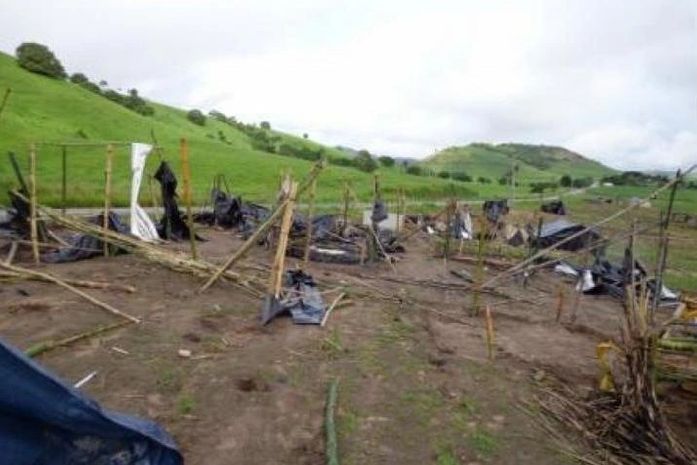Acampamento destruído