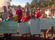 Reivindicando moradias, população de Marechal Deodoro bloqueia rodovia